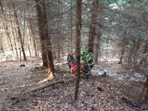 VIDEO: Pád ze šesti metrů na pařez. Z horského terénu vynesl dělníka s lékařem vrtulník