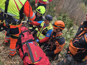 VIDEO: Pád ze šesti metrů na pařez. Z horského terénu vynesl dělníka s lékařem vrtulník