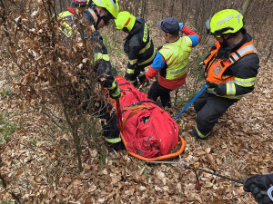 VIDEO: Pád ze šesti metrů na pařez. Z horského terénu vynesl dělníka s lékařem vrtulník