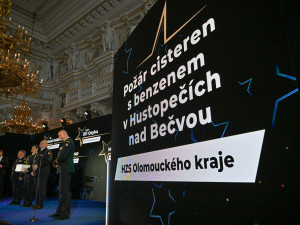 Tři skleněné přilby za Hustopeče. Hasiči z kraje získali prestižní ocenění za extrémní zásah