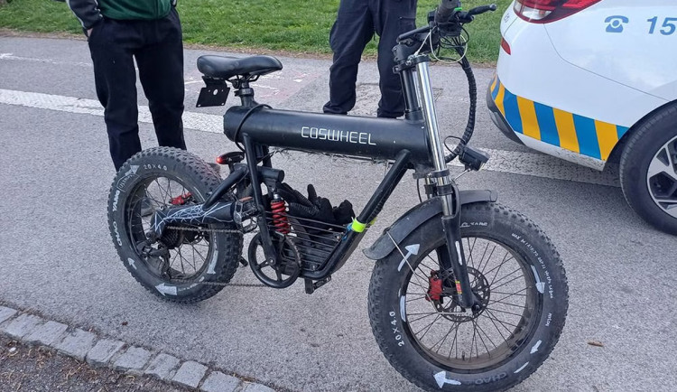 Muž na kole na sebe upoutal pozornost strážníků jízdou na červenou