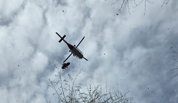 VIDEO: Pád ze šesti metrů na pařez. Z horského terénu vynesl dělníka s lékařem vrtulník