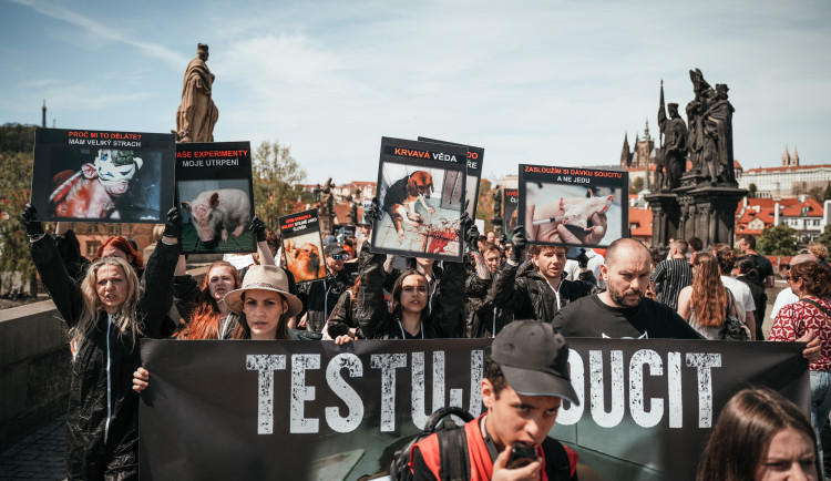 Aktivisté v centru Prahy demonstrovali za ukončení testování na zvířatech