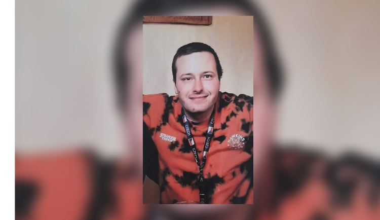 Policie hledá duševně nemocného muže. Zřejmě má na krku klíčenku s českou vlajkou