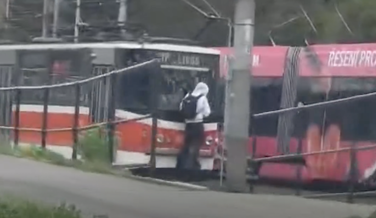 VIDEO: Mladík jel na spřáhle tramvaje, naháněla ho pak policie. Schoval se za balík slámy
