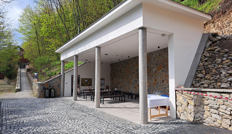 Nový přístřešek nejen pro turisty v Teplicích nad Bečvou