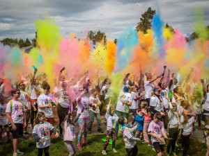 Barvám Neutečeš přinese do Olomouce den plný barev a zábavy