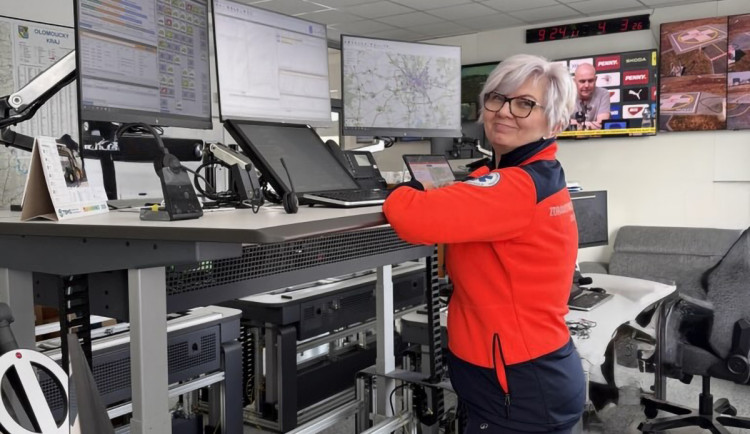 Lepší komfort při záchraně životů. Operátorům záchranky v Olomouci slouží speciální stoly