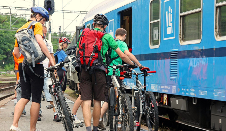 Na Libavou odvezou cyklisty a turisty posílené vlaky. Bílý kámen se koná už tento pátek