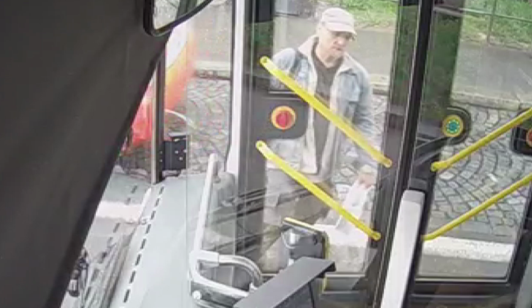 VIDEO: Muži z Prahy ujel před nosem autobus, ze vzteku rozbil pěstí dveře