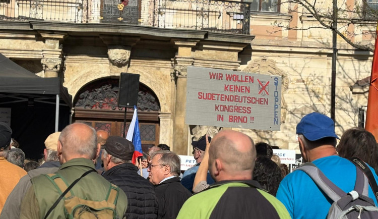 FOTO: Příznivci SPD v Brně protestovali proti sjezdu sudetských Němců, přijel i Okamura
