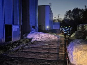 V Lipníku n. Bečvou hořela technologie a silo na výrobu polystyrenu. Škoda bude přes milion