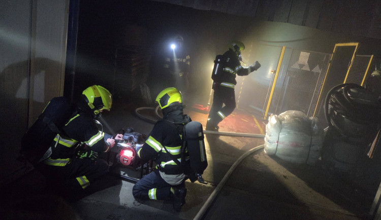 V Lipníku n. Bečvou hořela technologie a silo na výrobu polystyrenu. Škoda bude přes milion