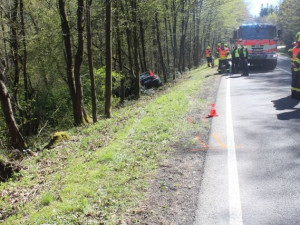 Padesátiletý řidič nezvládl na Přerovsku sporťák a těžce se zranil. Letěl pro něho vrtulník