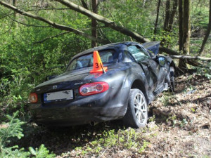 Padesátiletý řidič nezvládl na Přerovsku sporťák a těžce se zranil. Letěl pro něho vrtulník