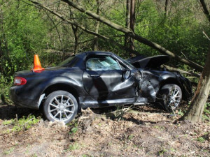 Padesátiletý řidič nezvládl na Přerovsku sporťák a těžce se zranil. Letěl pro něho vrtulník
