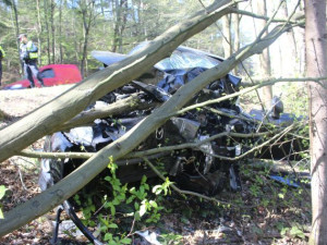 Padesátiletý řidič nezvládl na Přerovsku sporťák a těžce se zranil. Letěl pro něho vrtulník