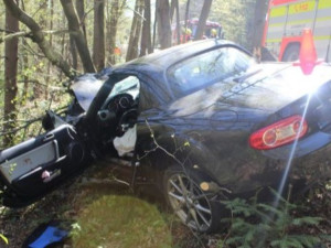 Padesátiletý řidič nezvládl na Přerovsku sporťák a těžce se zranil. Letěl pro něho vrtulník