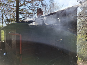 Na Olomoucku vyhořela chata, zásah komplikoval vítr i terén