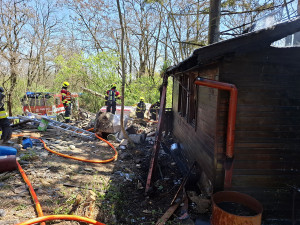 Na Olomoucku vyhořela chata, zásah komplikoval vítr i terén
