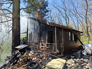 Na Olomoucku vyhořela chata, zásah komplikoval vítr i terén