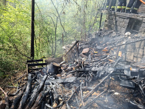 Na Olomoucku vyhořela chata, zásah komplikoval vítr i terén