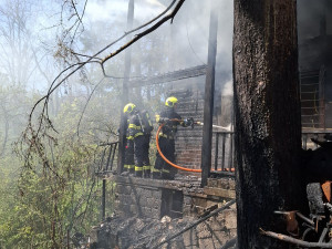 Na Olomoucku vyhořela chata, zásah komplikoval vítr i terén