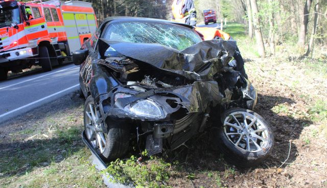 Padesátiletý řidič nezvládl na Přerovsku sporťák a těžce se zranil. Letěl pro něho vrtulník