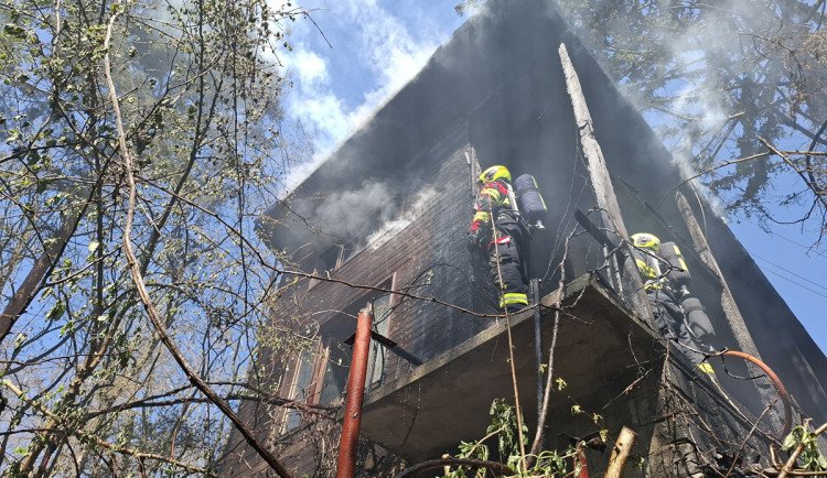 Na Olomoucku vyhořela chata, zásah hasičů komplikoval vítr i terén