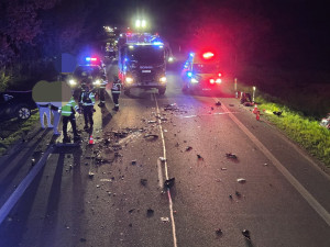 Pět zraněných při vážné nehodě na Přerovsku. V noci se razila tři auta, dvě čelně