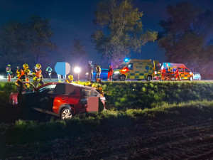 Pět zraněných při vážné nehodě na Přerovsku. V noci se razila tři auta, dvě čelně