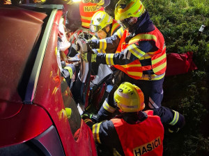 Pět zraněných při vážné nehodě na Přerovsku. V noci se razila tři auta, dvě čelně