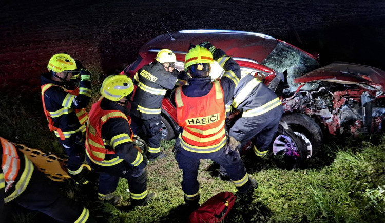 Pět zraněných při vážné nehodě na Přerovsku. V noci se razila tři auta, dvě čelně