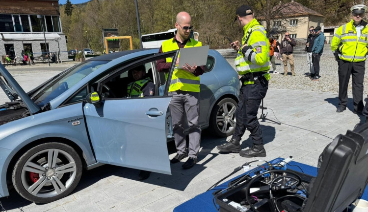 VIDEO: Mobilní hlukoměr na motorkáře. Jako první v zemi ho mají policisté v Jeseníkách