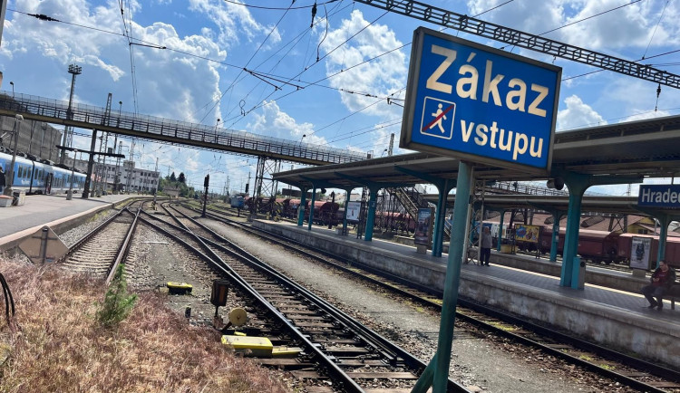 V Hradci Králové vlak projel návěstidlo, provoz byl dočasně zastaven