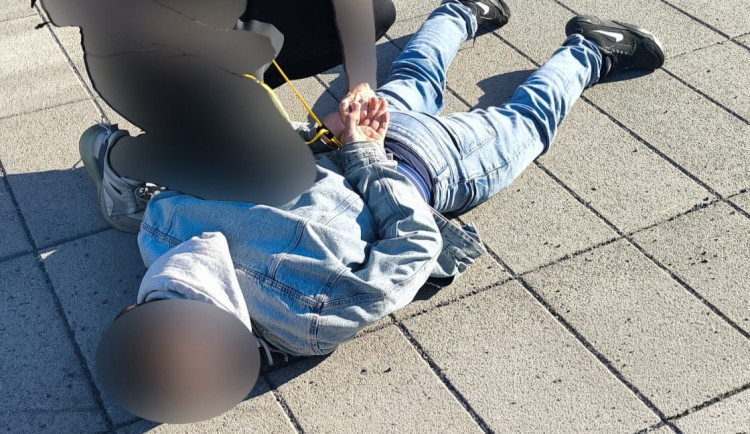 Policisté v Olomouci dopadli nebezpečného vězně, který utekl z věznice na Nymbursku