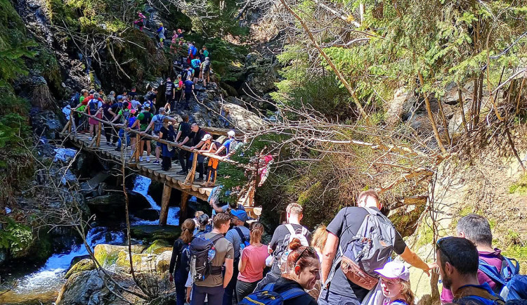 Místo procházky tlačenice a kolony výletníků. Jeseníky zahltili turisté