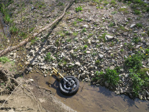 Sedmačtyřicetiletý motorkář zemřel při předjíždění u Branné. Stroj se rozpadl na kusy