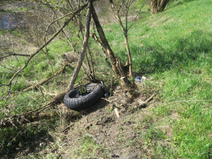 Sedmačtyřicetiletý motorkář zemřel při předjíždění u Branné. Stroj se rozpadl na kusy