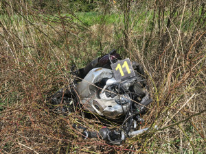 Sedmačtyřicetiletý motorkář zemřel při předjíždění u Branné. Stroj se rozpadl na kusy