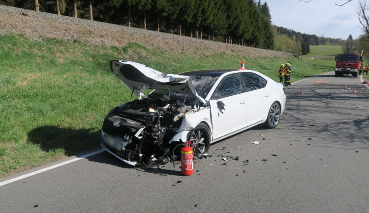 Sedmačtyřicetiletý motorkář zemřel při předjíždění u Branné. Stroj se rozpadl na kusy