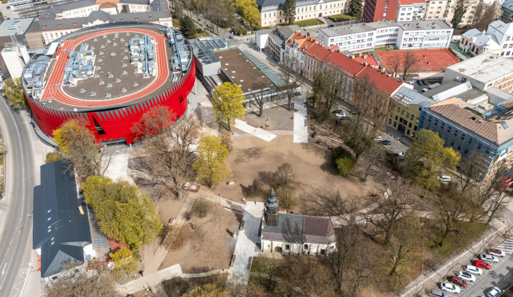 FOTO: Opravy Smetanových sadů v Jihlavě prochází nejdůležitější fází. Lidé tam teď nesmí