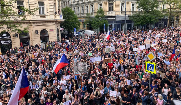 FOTO,VIDEO: Ruce pryč od médií. Za jejich nezávislost demonstrovali i bubnující rytíři