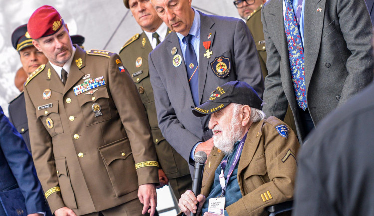 Být v zemi, která začíná být opět svobodná, byl úžasný pocit, říká 101letý veterán