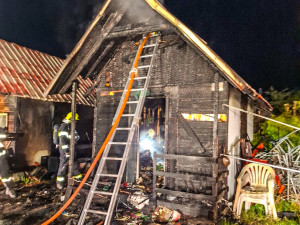 Hasiči celou noc likvidovali požár chaty na Šumpersku. Zabránili rozšíření plamenů
