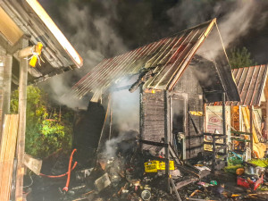Hasiči celou noc likvidovali požár chaty na Šumpersku. Zabránili rozšíření plamenů