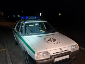 Pokuta za řízení Škody Forman v policejních barvách a s majákem. Řidič skončil v Kelčicích