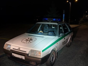 Pokuta za řízení Škody Forman v policejních barvách a s majákem. Řidič skončil v Kelčicích