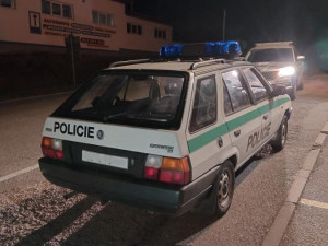 Pokuta za řízení Škody Forman v policejních barvách a s majákem. Řidič skončil v Kelčicích