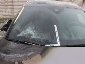 Protřelý zloděj zapálil ukradené auto na policejním parkovišti v Prostějově, aby zahladil stopy
